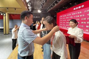 暖心一幕！吴艳妮见男记者手凉，帮他主动握住并吹气暖手